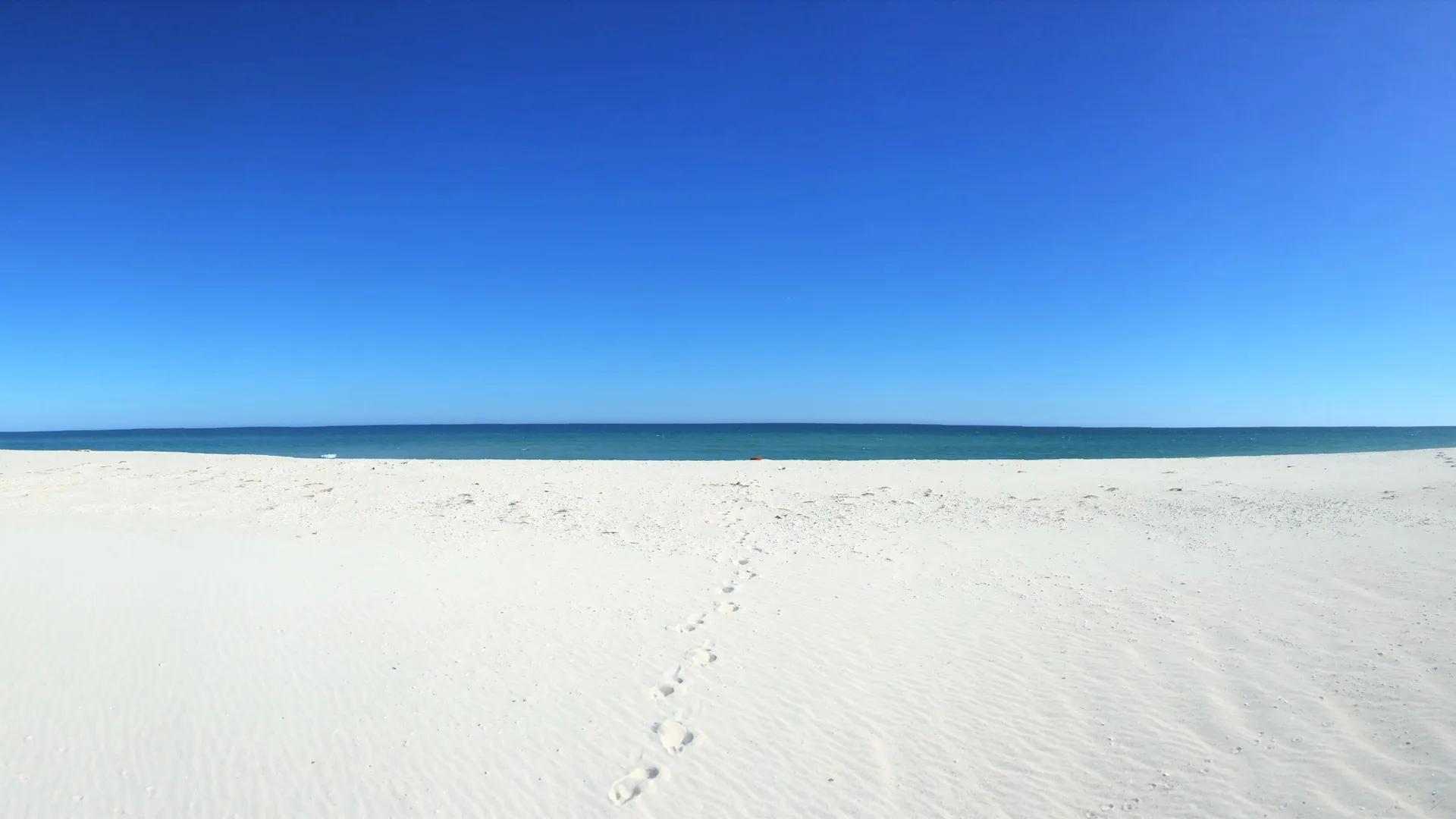 沙滩 大海 天空 自然 海滩 风景 足迹 蓝色 电脑壁纸 4K壁纸