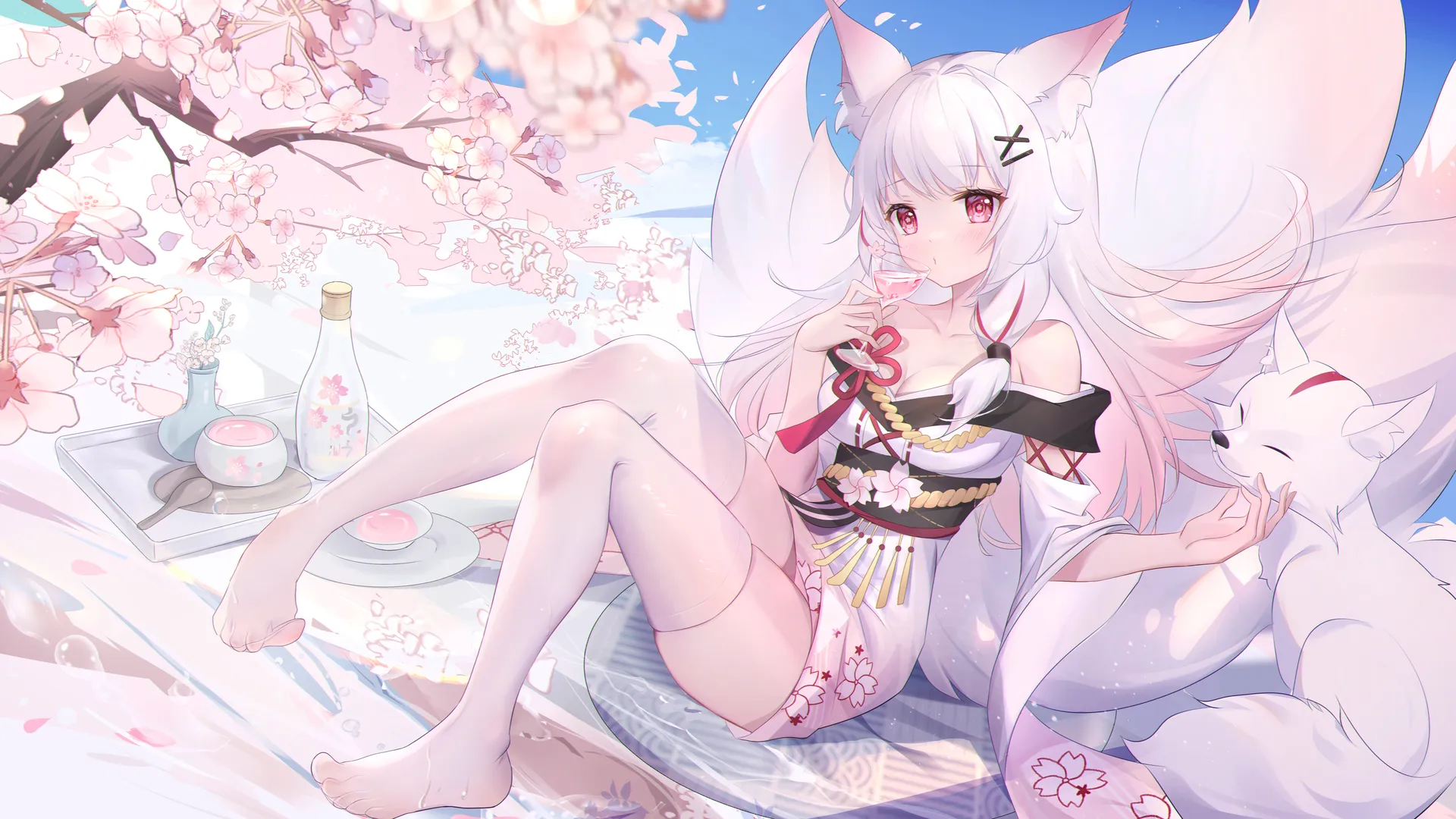 动漫兽耳少女白发红眼，樱花睡衣高筒袜。