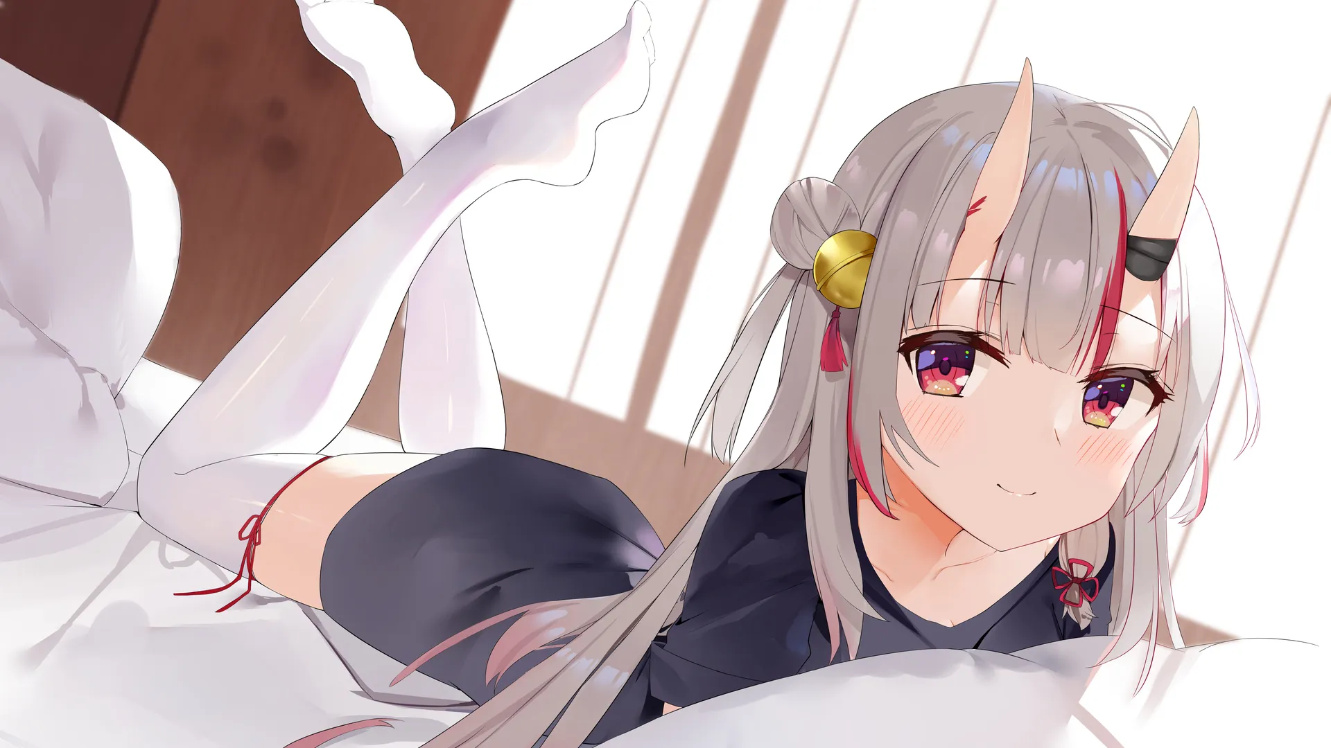 志游若哲动漫女孩微笑红眼腾空